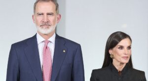 La reina Letizia pasa San Valentín con un total look negro y en Barcelona