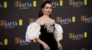 Lily Collins conquista los BAFTA con la tendencia floral 3D que adoran JLo y Margot Robbie