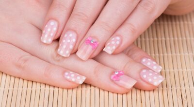 Cómo los lazos se apoderan de tus uñas para un look Coquette esta primavera 2024