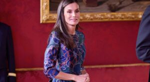 La reina Letizia se adelanta a la primavera con un vestido de flores de Carolina Herrera