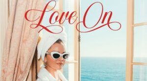Selena Gomez nos enamora con «Love On» y el apoyo incondicional de Benny Blanco