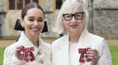 El príncipe Guillermo condecora a Emilia Clarke y su madre por su lucha contra el daño cerebral