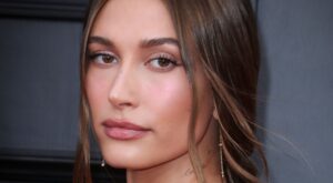 ¡Dile adiós al rímel! El truco de Hailey Bieber para unas pestañas de infarto sin grumos ni pesadez