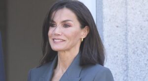 Letizia y su nuevo look: melena ‘midi’ y sobriedad para recibir al presidente de Paraguay