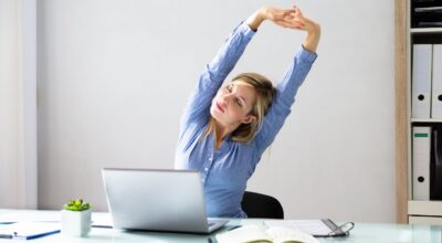 7 ejercicios para hacer sentada en la oficina