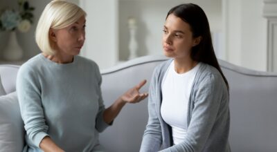 ¿Tus padres te hacen sentir mal? 5 señales de una relación tóxica (incluso siendo adulto)