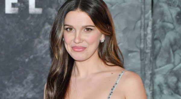 Millie Bobby Brown deslumbra en escamas: ¡Luce melena XL y vestido Vuitton en la premier de ‘Damsel’