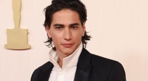 Emotivo gesto de Enzo Vogrincic en los Oscars 2024: ¿Qué oculta su misterioso pin?