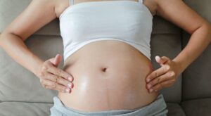 Cómo combatir las estrías durante y después del embarazo