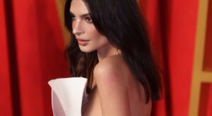 Emily Ratajkowski transforma su anillo de compromiso en dos anillos de divorcio