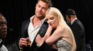 Anya Taylor-Joy habla en español junto a Chris Hemsworth para presentar «Furiosa» y se vuelve viral