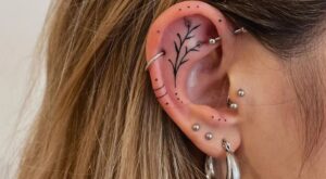 Tendencias Tattoo 2024: Espalda baja vuelve, orejas se adornan y paisajes en miniatura