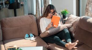 ¡Alerta mujeres! Pasar más de 11 horas sentada te roba años de vida según estudio