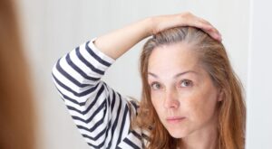 ¡Adiós canas al instante! El spray milagroso que arrasa en España