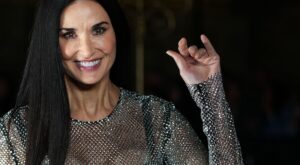 Demi Moore sorprende a sus 61 años con un vestido transparente en el aniversario de Dolce & Gabbana