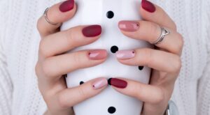 10 diseños de uñas con puntos, la última tendencia en manicuras