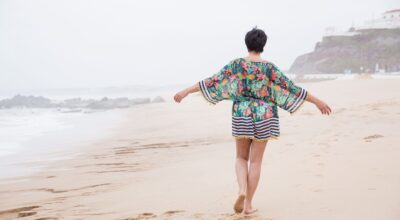 Beneficios de caminar descalza por la arena en verano
