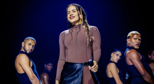 ¡Rosalía arrasa con su look más ‘coquette’: vestido globo y bailarinas ‘sport’!