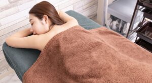 El masaje capilar japonés se hace viral, ¿en qué consiste?