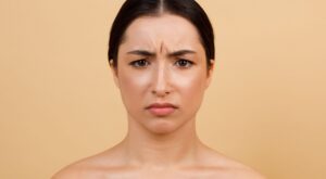 El mejor truco para quitar las arrugas del entrecejo al despertar