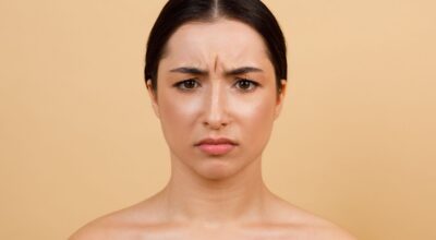 El mejor truco para quitar las arrugas del entrecejo al despertar