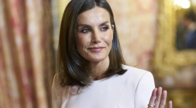 Letizia Ortiz enamora con un vestido estilo coquette para el Premio Cervantes