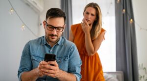 ¿Tu pareja te engaña? 5 señales que podrían indicarlo