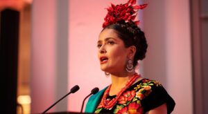 Salma Hayek se transforma en Frida Kahlo para la Leyenda Pop Madonna