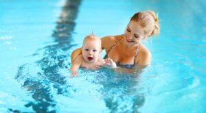 ¿Cuándo puede empezar a nadar un bebé?