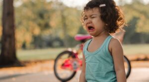 La clave para criar niños seguros: ¿Por qué un neuropsicólogo equipara la falta de límites con ‘maltrato’?