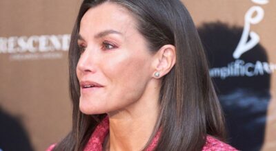 La Reina Letizia sorprende con zapatillas en un acto oficial debido a una fractura en el dedo del pie