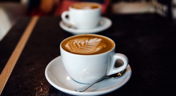 Flat White: El café de moda que conquista paladares y redes sociales (¡hasta Google lo ama!)