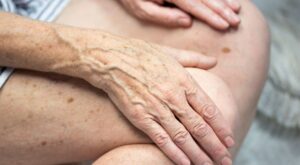 Cómo evitar las manchas de las manos a partir de los 60 años