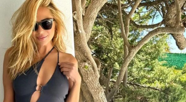 ¡Marta Sánchez arrasa con el bañador asimétrico que será el hit del verano!