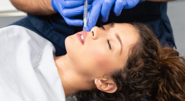 ¡Cuidado con los «retoques» estéticos! La Ley Sara llega en 2024 para proteger tu salud