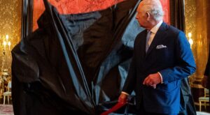 ¡Carlos III al rojo vivo! Memes invaden las redes tras su peculiar retrato oficial