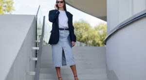 ¡Alerta tendencia! Las francesas nos enseñan a llevar la falda vaquera midi de Zara