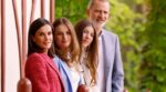 20 Aniversario de Felipe y Letizia: Un retrato familiar íntimo y relajado en los Jardines del Palacio Real