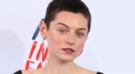 Emma Corrin rompe estereotipos mostrando su vello corporal en Harper’s Bazaar: los fans aplauden su valentía