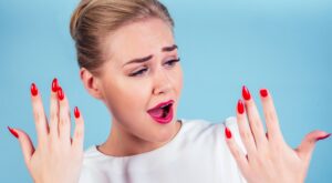 8 cosas imposibles de hacer si tienes las uñas muy largas