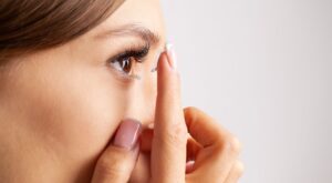 Yo tampoco lograba quitarme las lentillas con las uñas largas hasta que descubrí este truco infalible