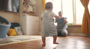 ¿Cómo pueden estimular los padres el desarrollo psicomotor del bebé? Te contamos todas las claves