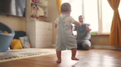 ¿Cómo pueden estimular los padres el desarrollo psicomotor del bebé? Te contamos todas las claves