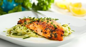 Esta receta de tallarines de calabacín y salmón es ideal para una alimentación saludable entre semana