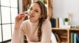 Los expertos se ponen de acuerdo: así es cómo el vapeo puede envejecerte la piel 10 años