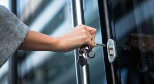 Soy experto en seguridad y estas son las 10 cosas que nunca hago cuando me voy de casa