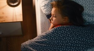 Cómo ayudar a los niños a dormir mejor cuando se acaba la rutina, según los expertos