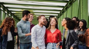 Las personas más felices tienen en común estos 14 pequeños hábitos para una vida más plena, según los expertos