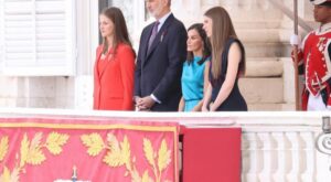 Letizia deslumbra en el 10º aniversario de proclamación de Felipe VI: reutiliza vestido y elige unas sandalias bajas