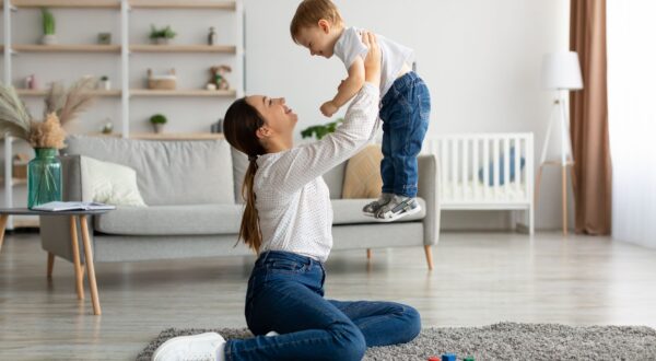 ¿Cómo puede afectar la falta de tiempo a la crianza de nuestros hijos? Una experta lo explica